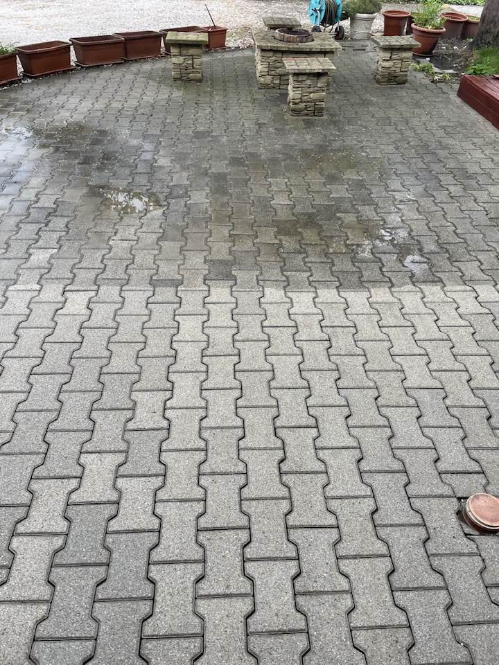Térkőmosás Siófokon, kocsibeálló felújítás közben
