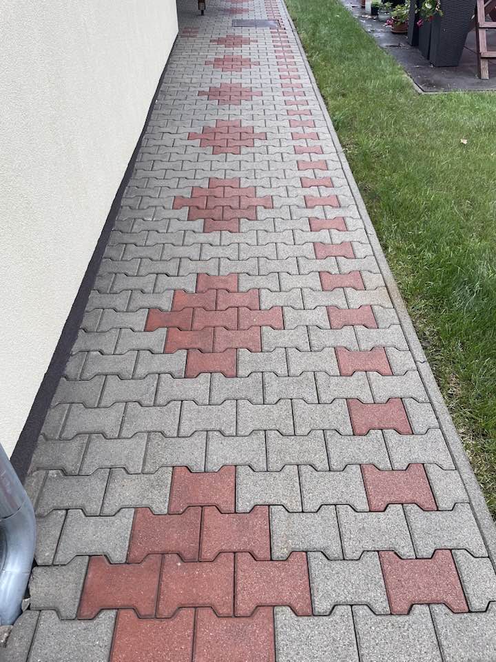 Mohás fugák tisztítása egy siófoki udvaron